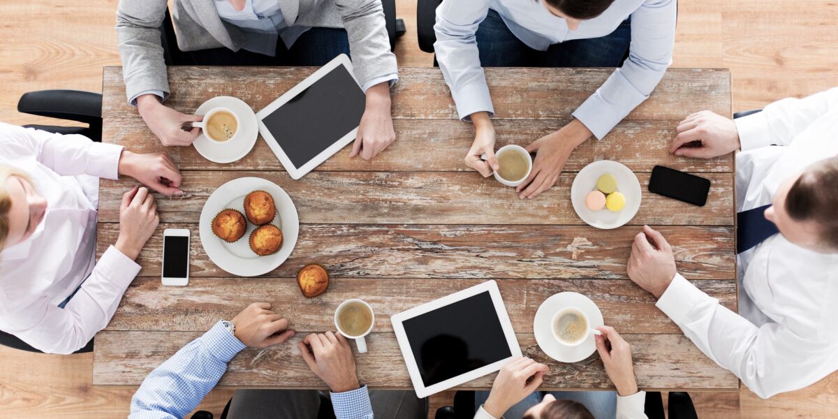 Üzleti ebéd adómentesen, étkezés, üzleti ebéden ülnek és beszélgetnek a szabadtéren az üzletemberek.