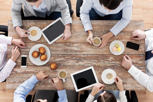 Üzleti ebéd adómentesen, étkezés, üzleti ebéden ülnek és beszélgetnek a szabadtéren az üzletemberek.